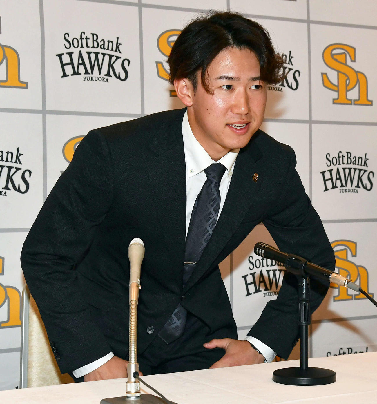 アップで契約更改し、会見の席につくソフトバンク木村光（撮影・岩下翔太）