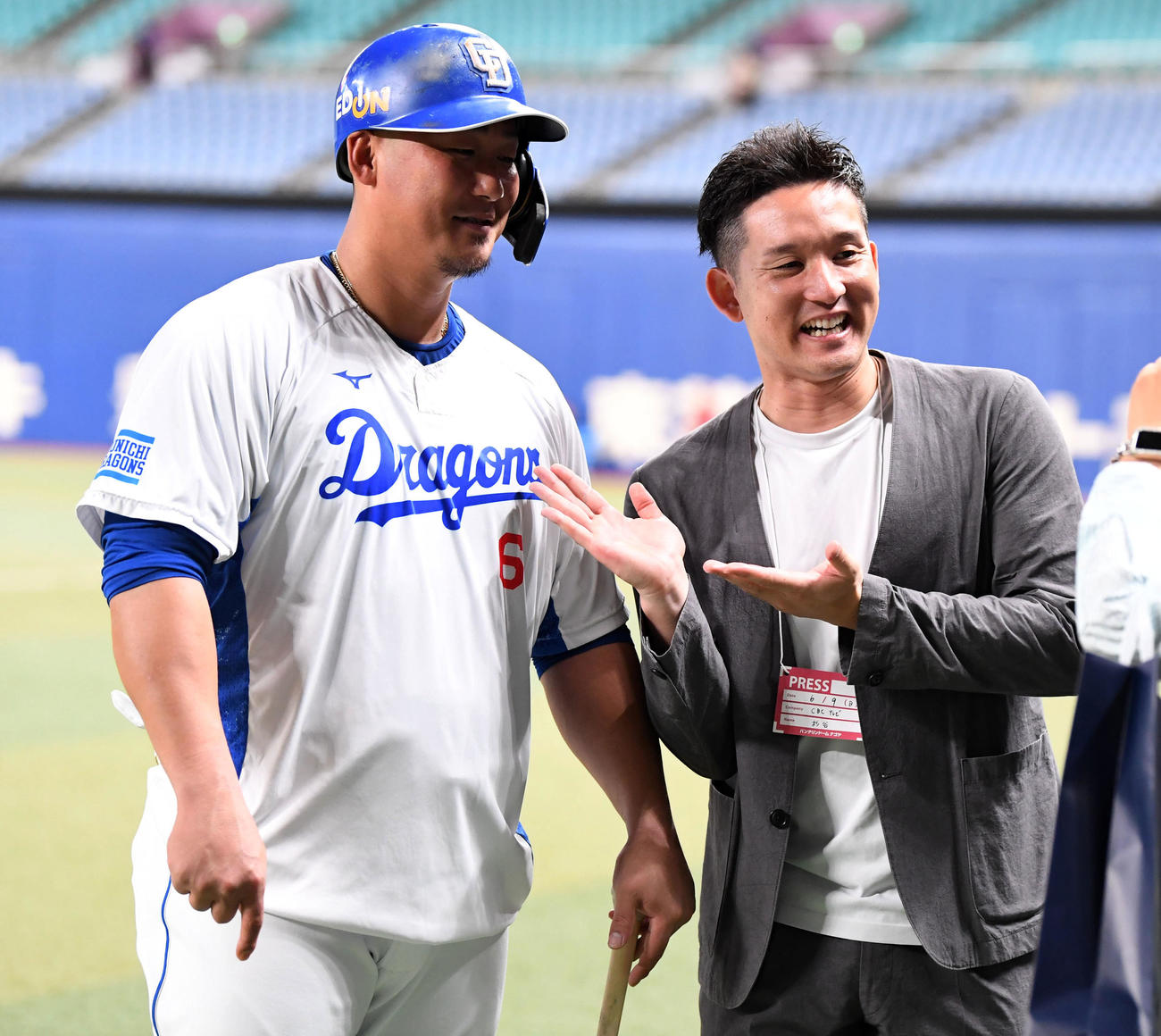 24年6月9日　中日対楽天　記念撮影をする中田翔と杉谷拳士氏