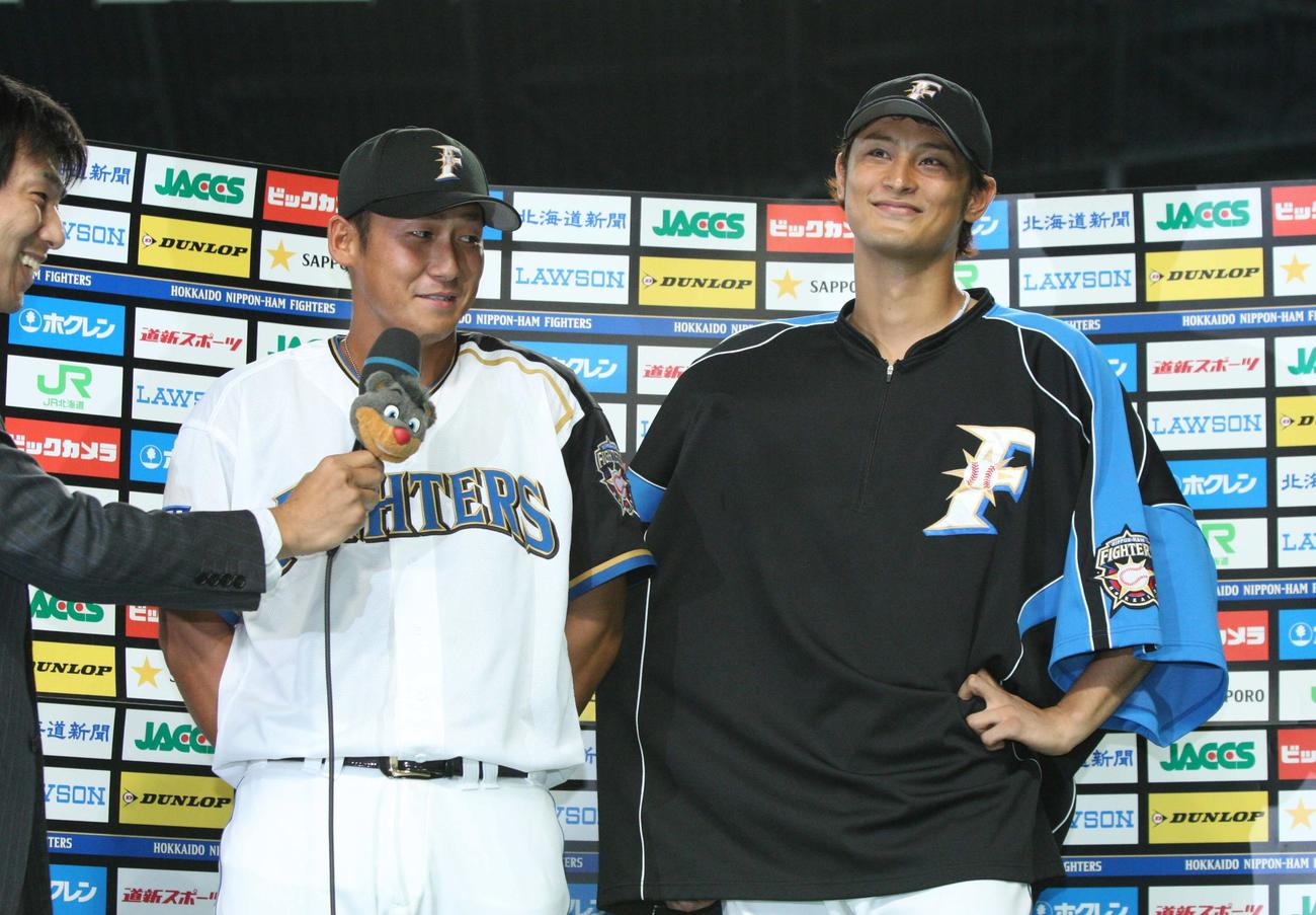10年8月6日　日本ハム対楽天　お立ち台に上がった中田翔（左）とダルビッシュ有は満面の笑み