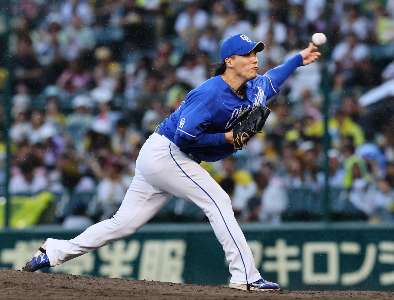 阪神戦で投げる中日斎藤綱記（2025年9月撮影）