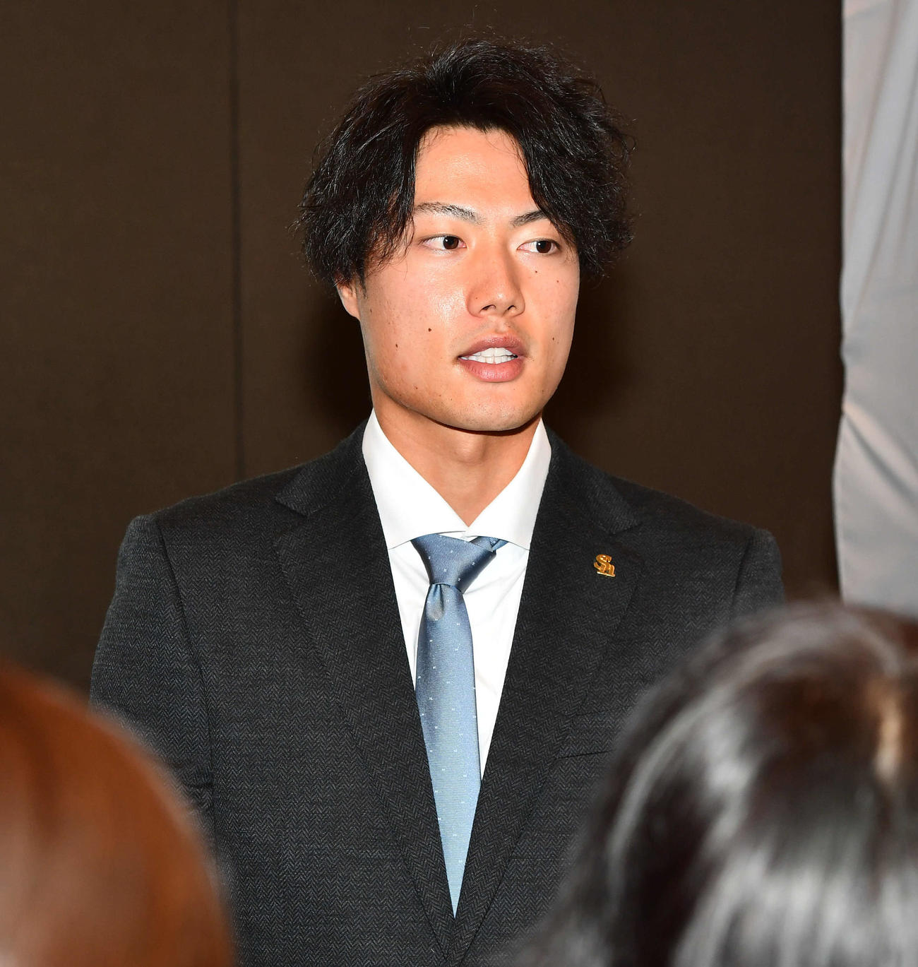 契約更改の会見を終え、囲み取材を受けるソフトバンク渡辺（撮影・岩下翔太）