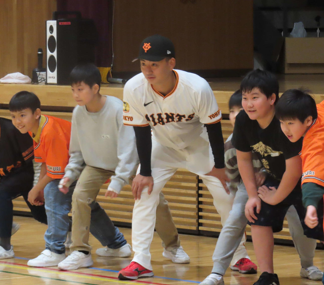 ユメセン×日本プロ野球選手会「夢の教室」に参加し、子どもたちとゲームを行う巨人宮原（撮影・水谷京裕）