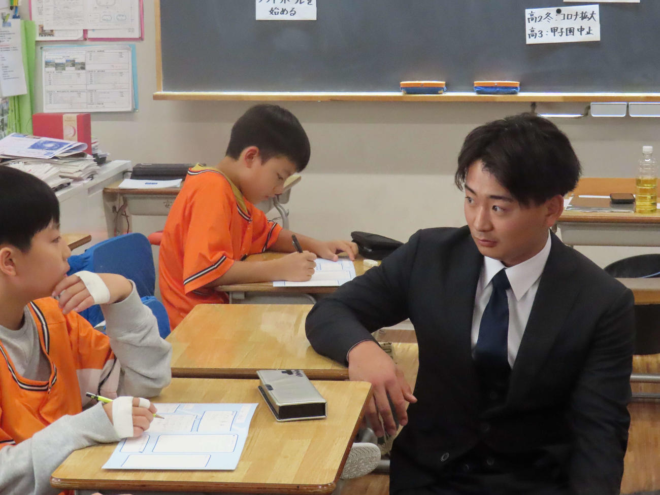 ユメセン×日本プロ野球選手会「夢の教室」に参加し、講義する巨人宮原（撮影・水谷京裕）