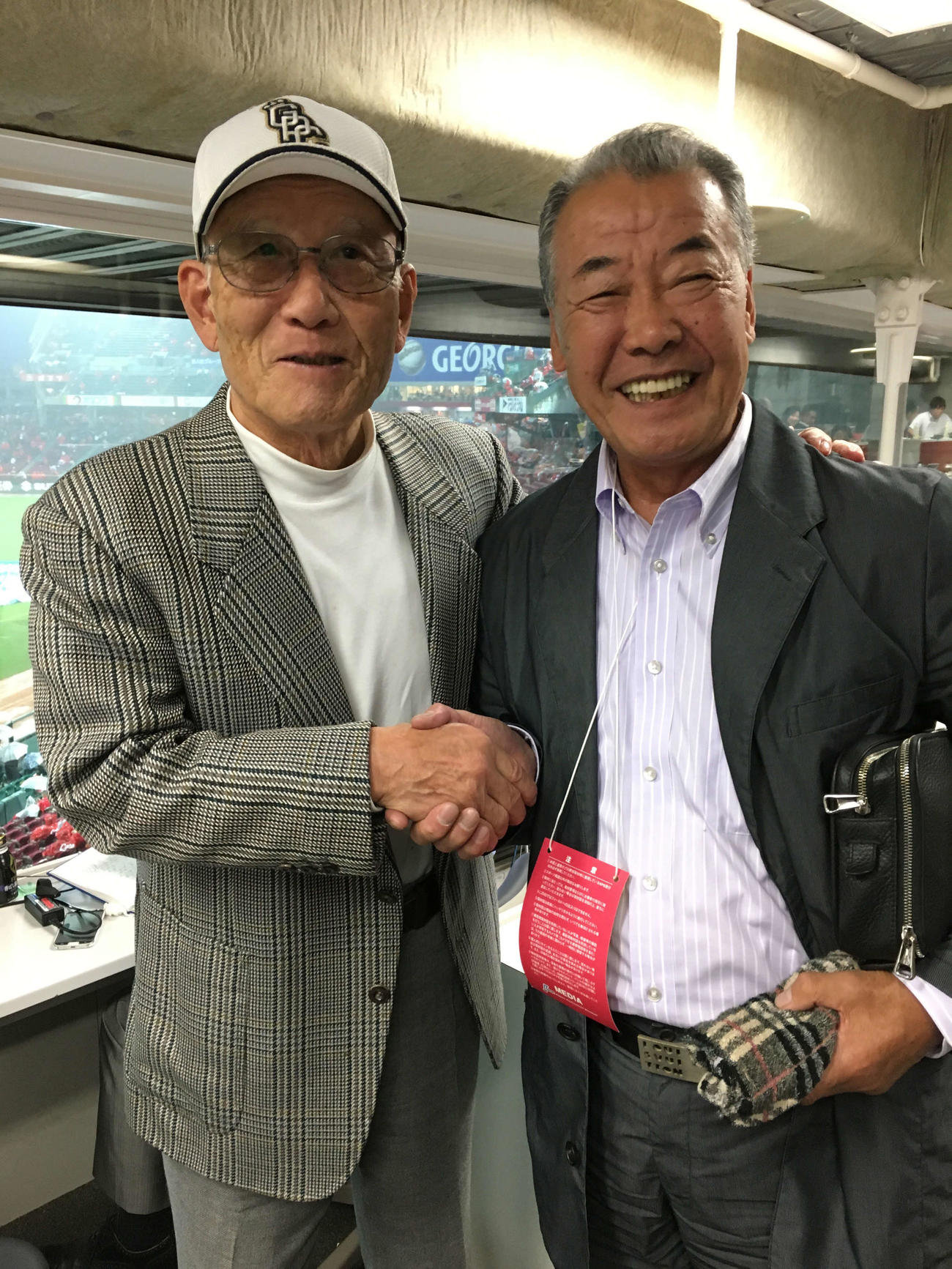 福本豊（右）と笑顔で写真に収まる広瀬叔功氏（2016年10月撮影）