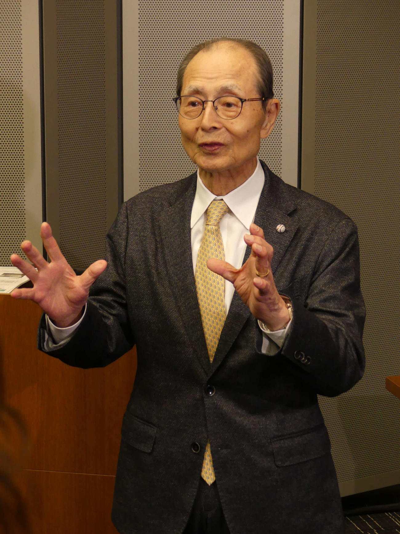 超党派の「野球の未来を考える議員連盟」設立総会出席後、報道陣の取材に応じるソフトバンクの王貞治球団会長