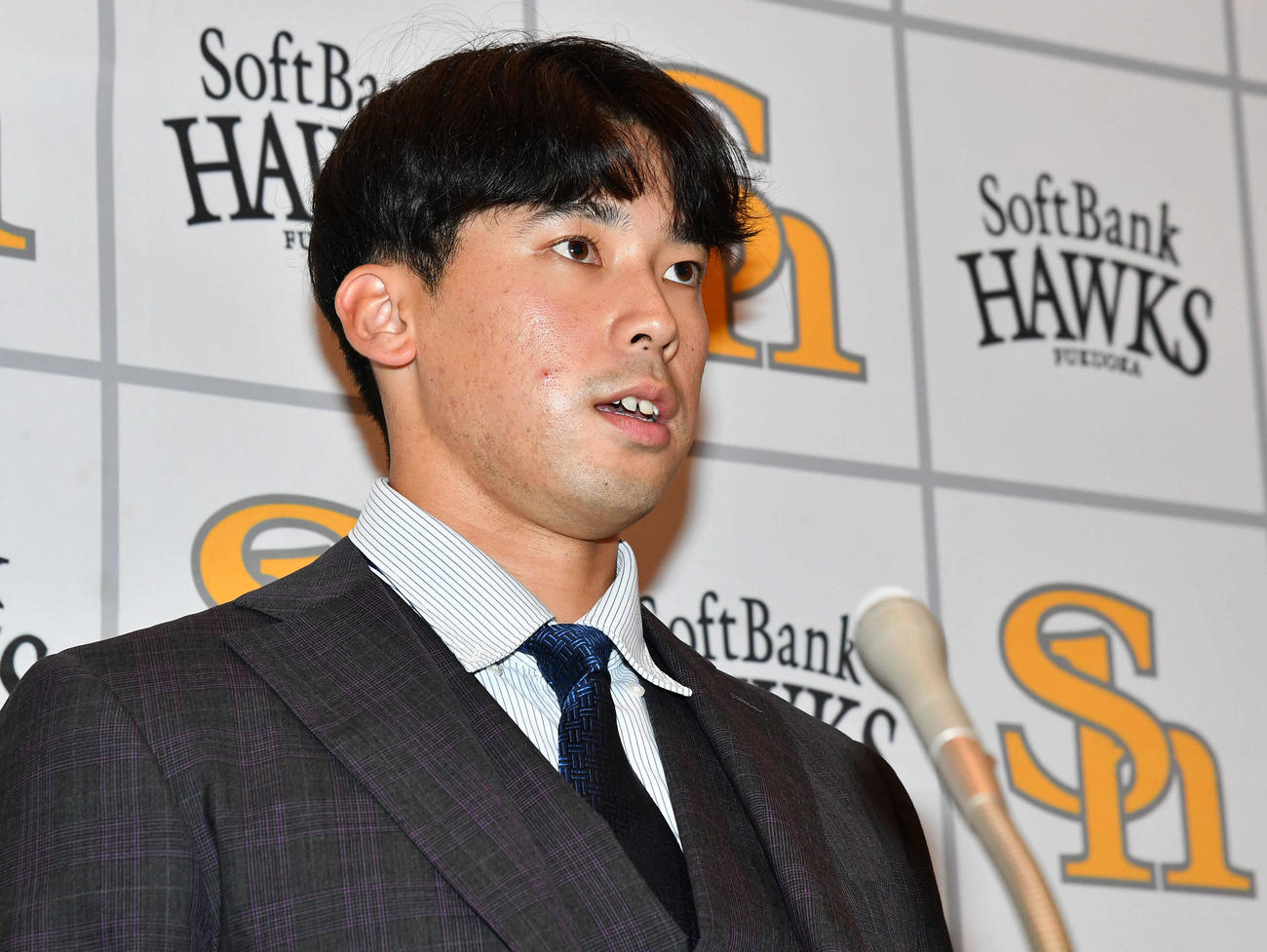アップで契約更改し、会見を行うソフトバンク尾形（撮影・岩下翔太）