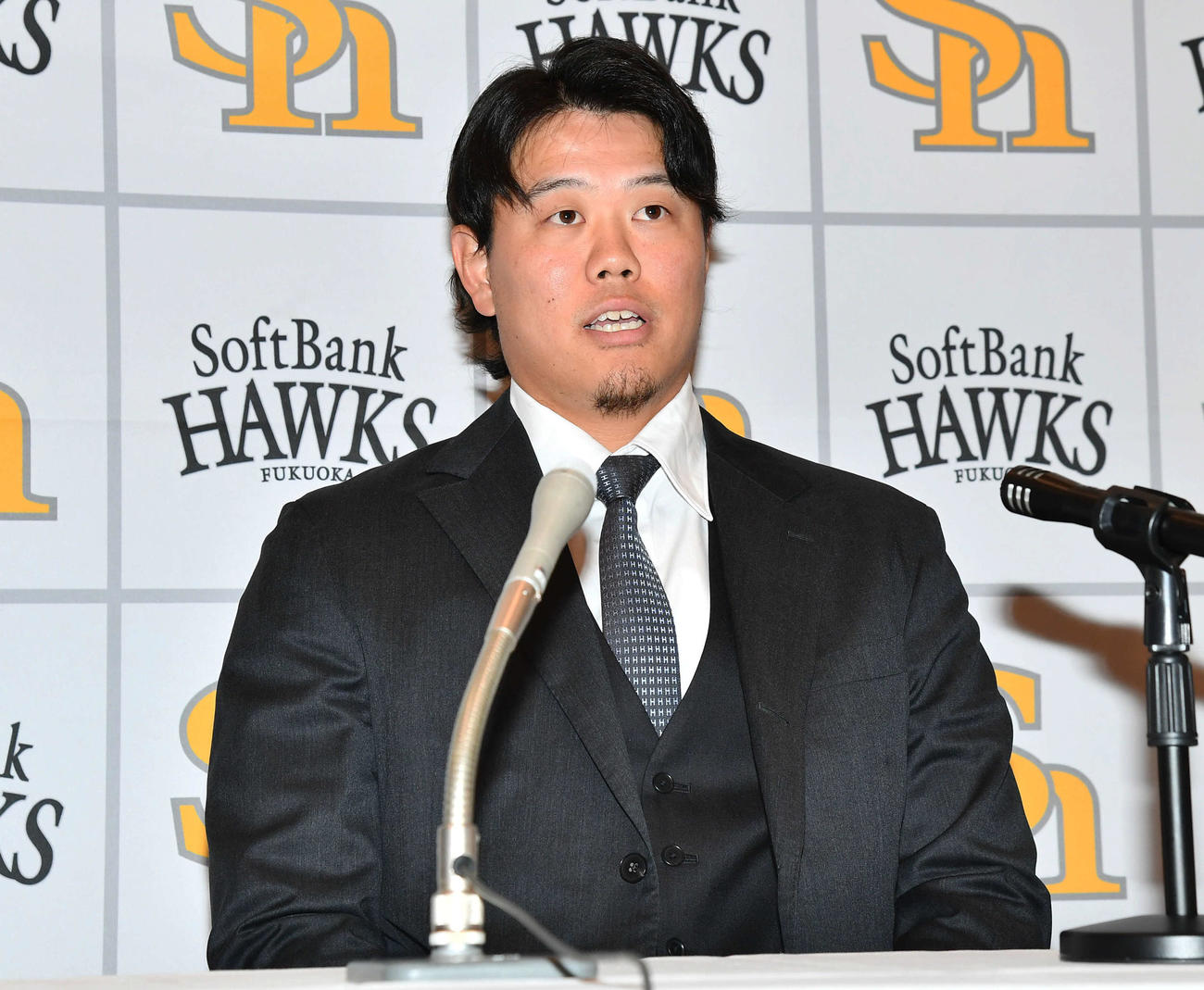 ダウンで契約更改し、会見を行うソフトバンク上茶谷（撮影・岩下翔太）