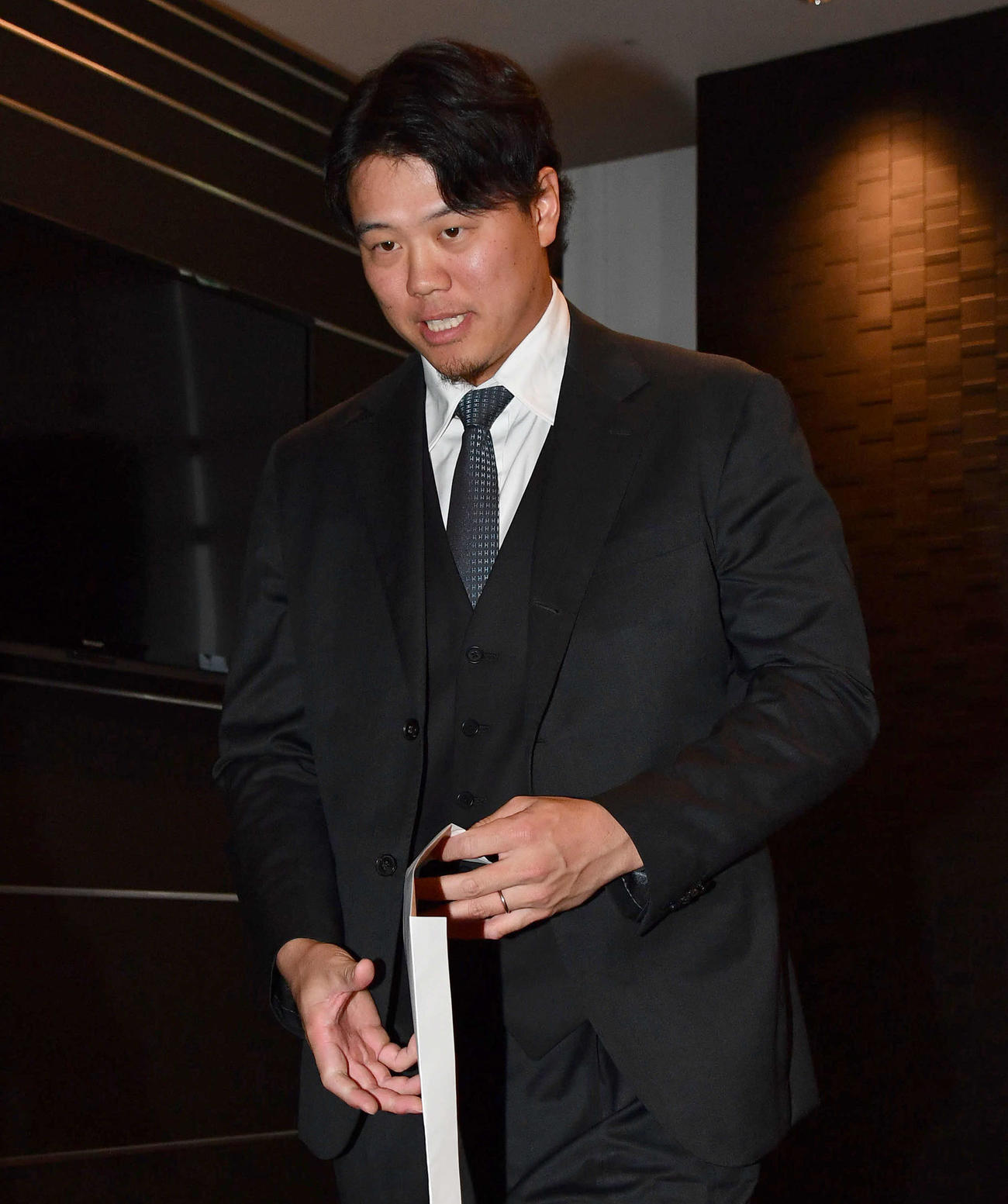 契約更改の会見を終えて引き揚げるソフトバンク上茶谷（撮影・岩下翔太）