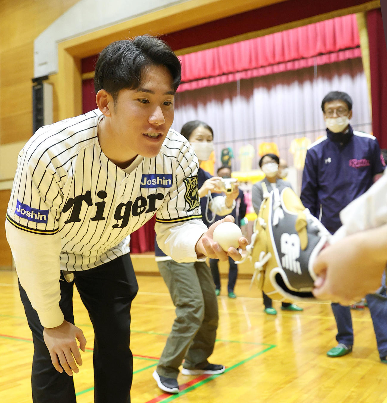 西宮支援学校交流会で児童とキャッチボールする阪神富田（撮影・上山淳一）