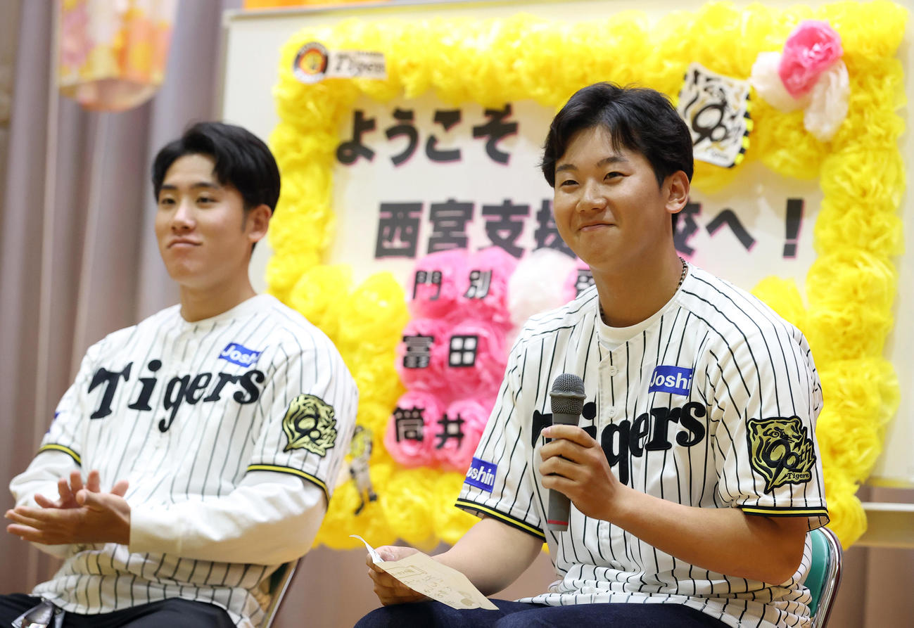 西宮支援学校交流会を楽しむ阪神門別（右）と富田（撮影・上山淳一）