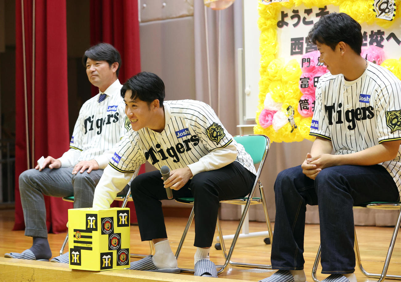 西宮支援学校交流会を楽しむ、左から阪神筒井外野守備兼走塁チーフコーチ、富田、門別（撮影・上山淳一）