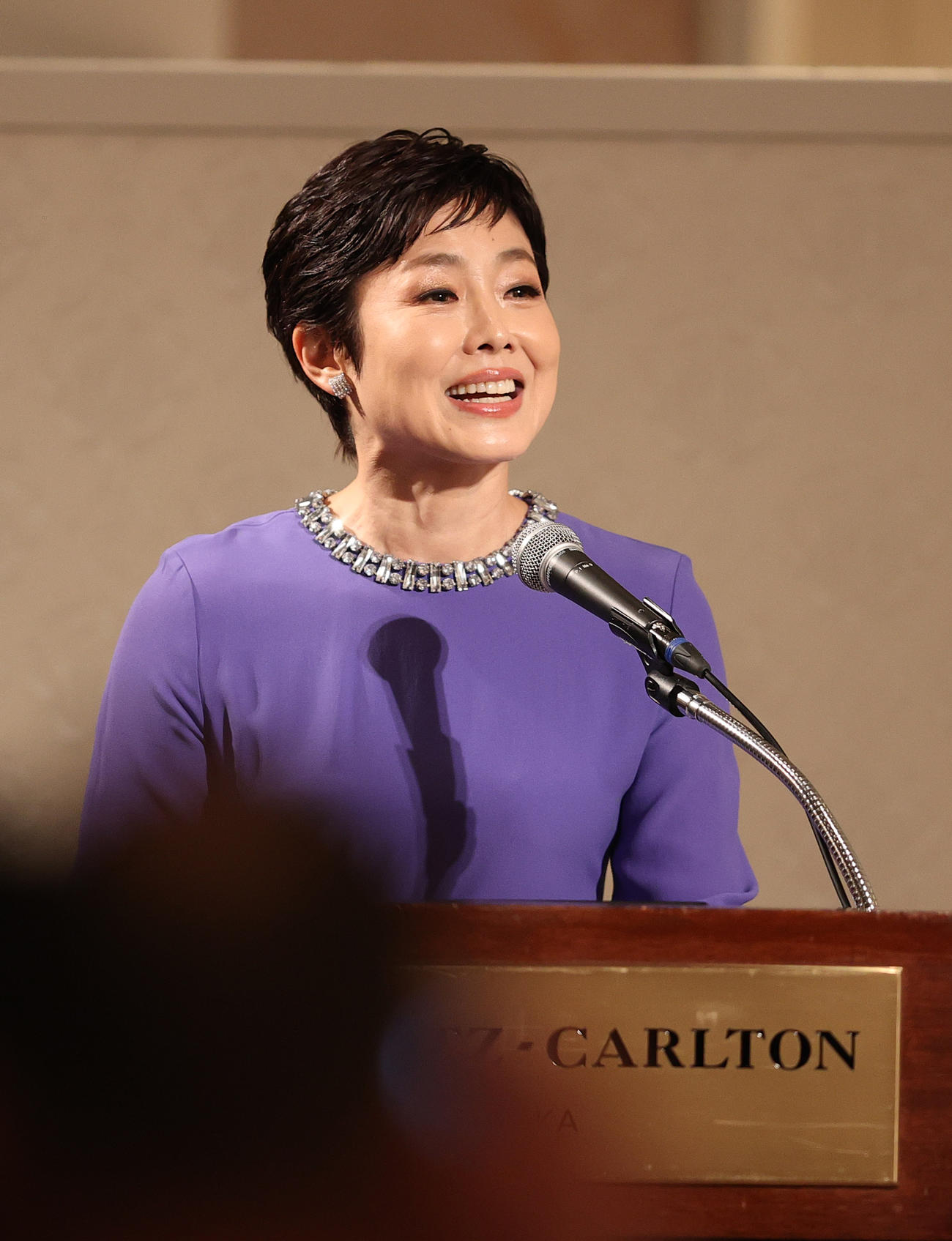 掛布氏野球殿堂入りを祝う会で司会を務める有働氏（撮影・上山淳一）