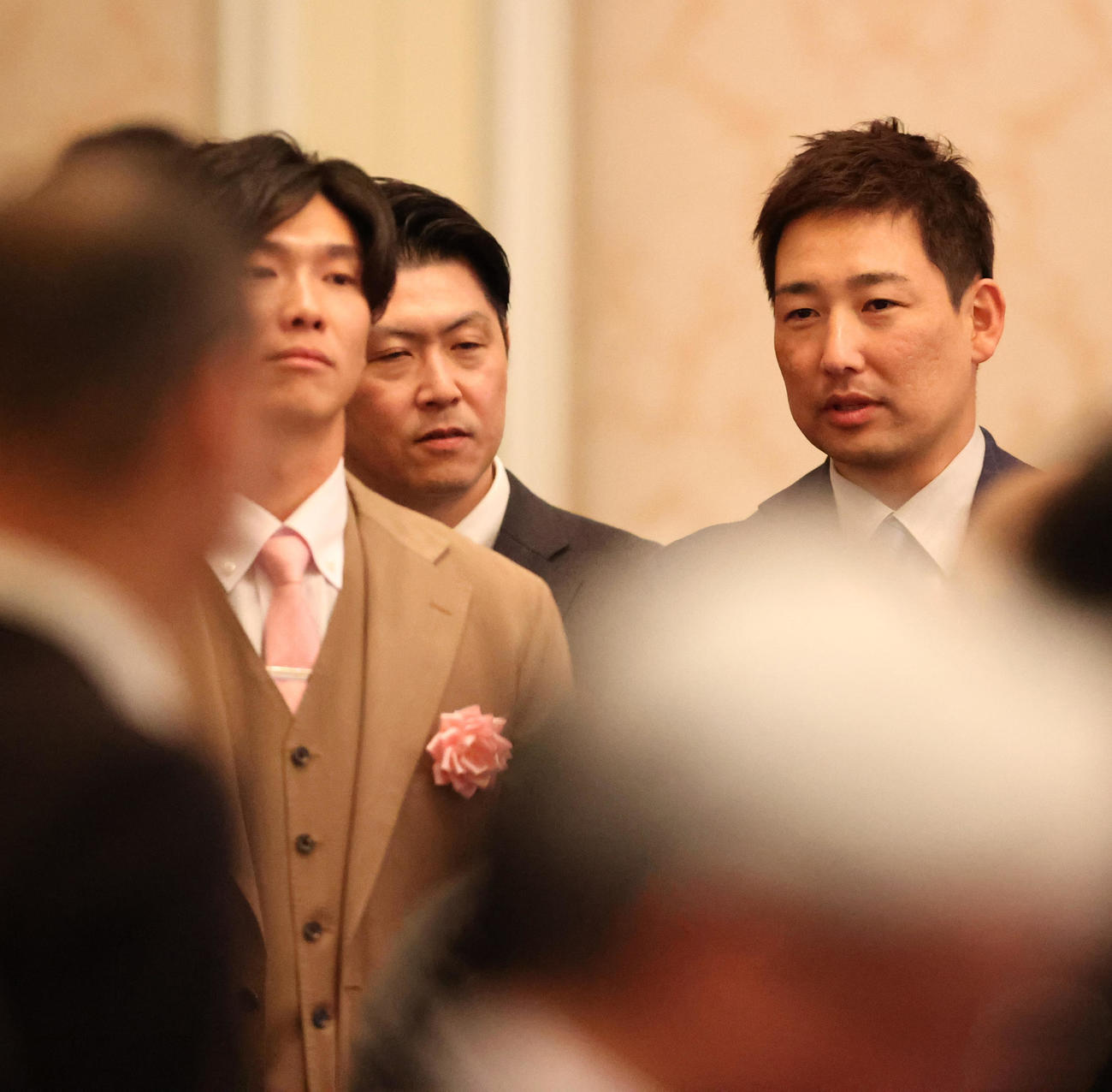 掛布雅之氏野球殿堂入りを祝う会に出席する岩崎（右）と湯浅（左）（撮影・上山淳一）