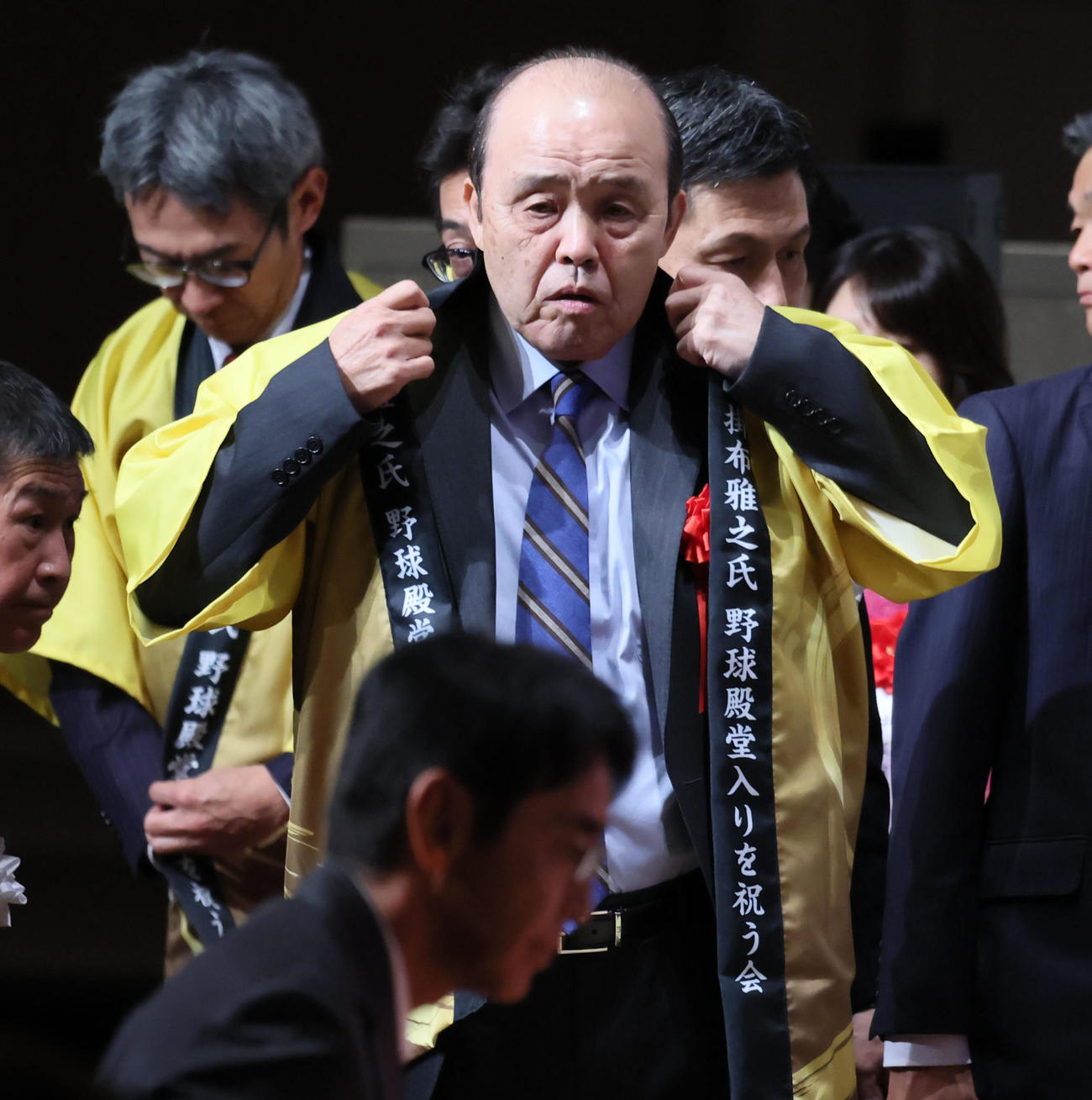 「掛布雅之氏野球殿堂入りを祝う会」に出席し鏡開きの準備をする岡田オーナー付顧問（撮影・加藤哉）