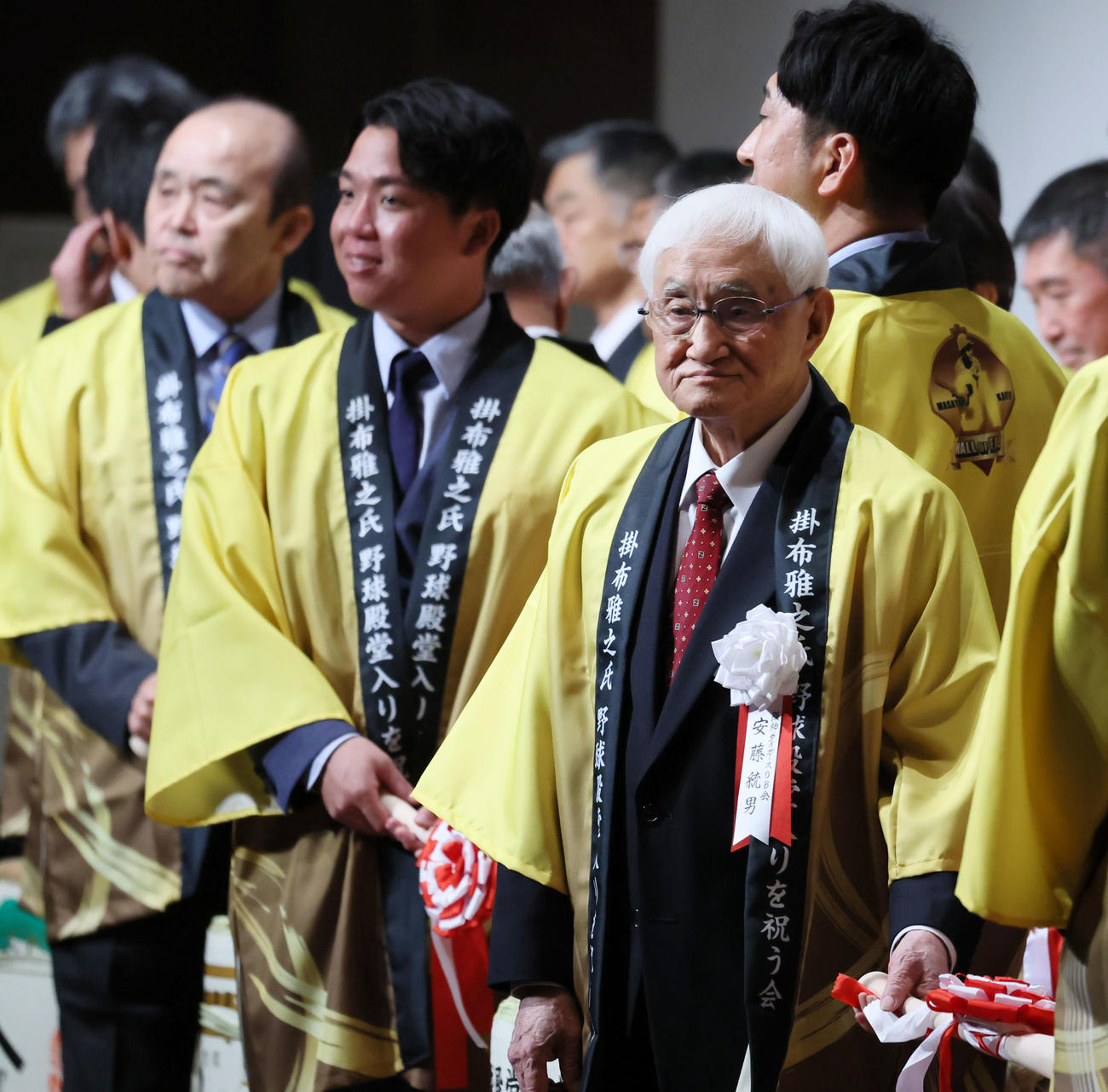 「掛布雅之氏野球殿堂入りを祝う会」に出席し鏡開きの準備をする安藤統男氏（撮影・加藤哉）