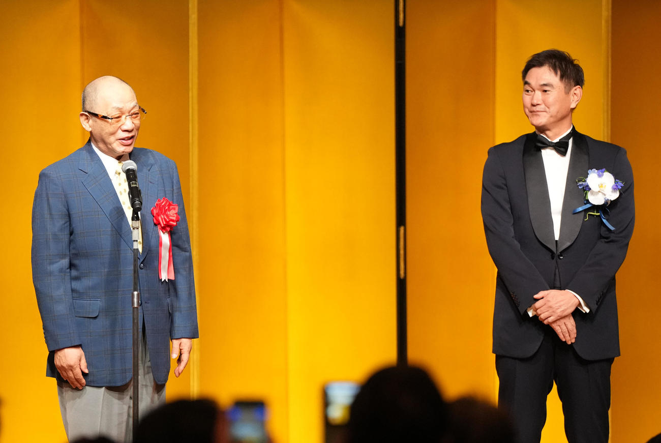 壇上であいさつをする落合博満氏（左）右は岩瀬仁紀氏（撮影・森本幸一）