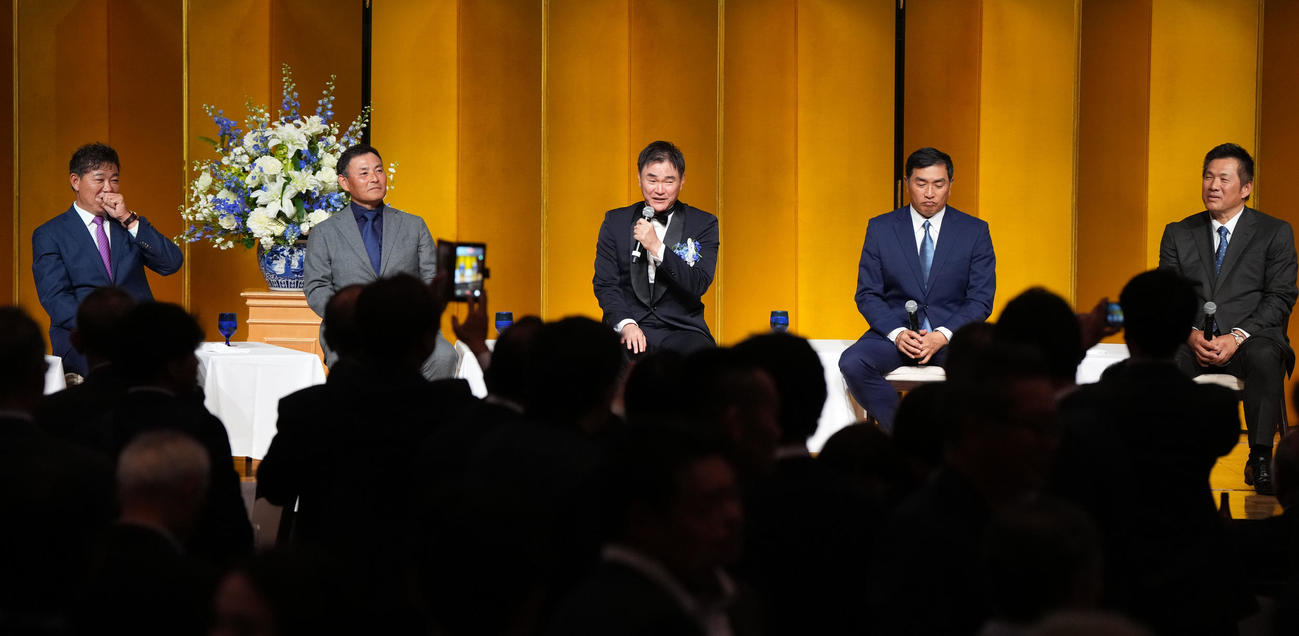 壇上でトークショーを行う（左から）福留孝介氏、川上憲伸氏、岩瀬仁紀氏、山本昌氏、山崎武司氏（撮影・森本幸一）