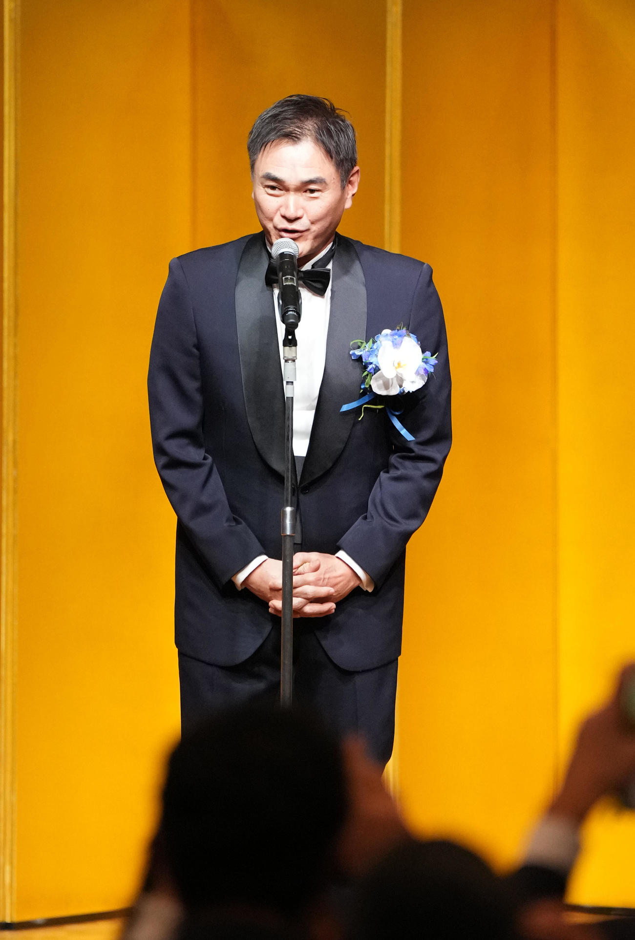 壇上であいさつをする岩瀬仁紀氏（撮影・森本幸一）
