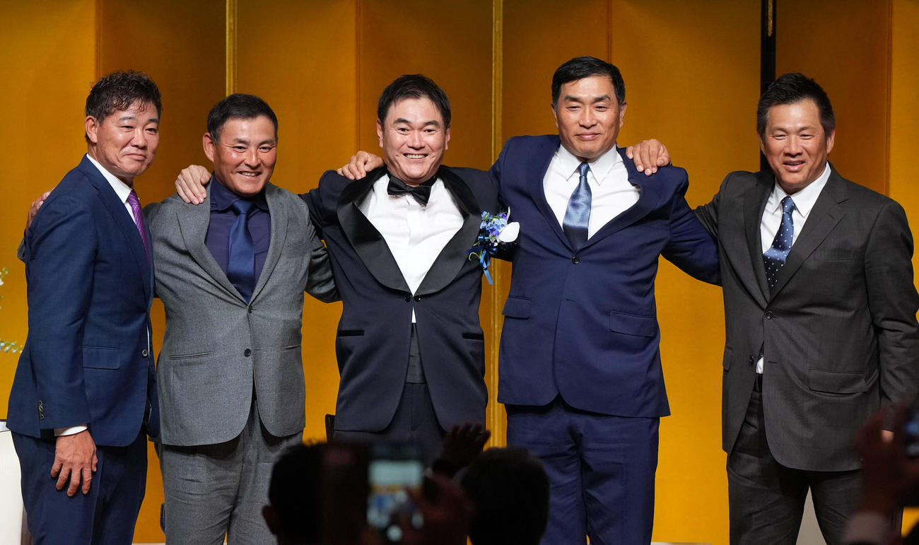 壇上でのトークショーを終え記念写真に納まる、左から福留孝介氏、川上憲伸氏、岩瀬仁紀氏、山本昌氏、山崎武司氏（撮影・森本幸一）