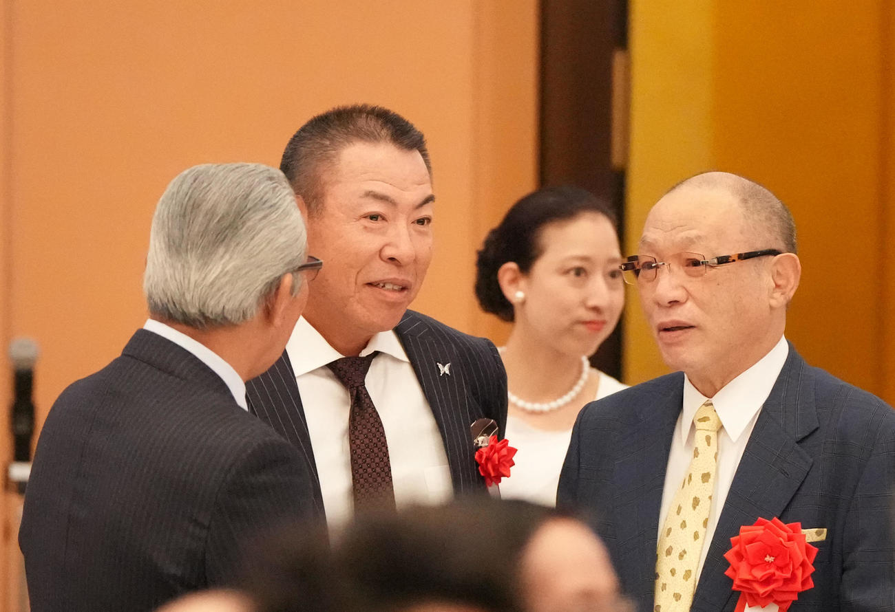 井上監督（左から2人目）と言葉を交わす落合博満氏（撮影・森本幸一）