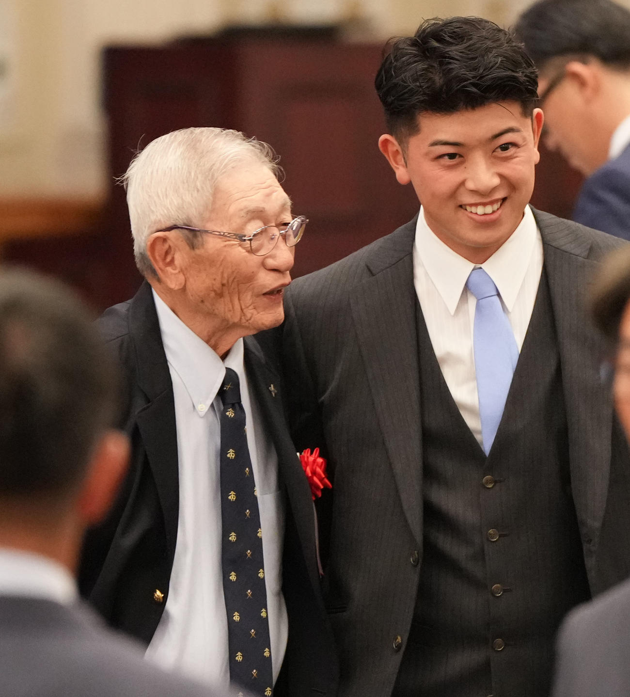 言葉を交わす権藤博氏（左）と松山（撮影・森本幸一）