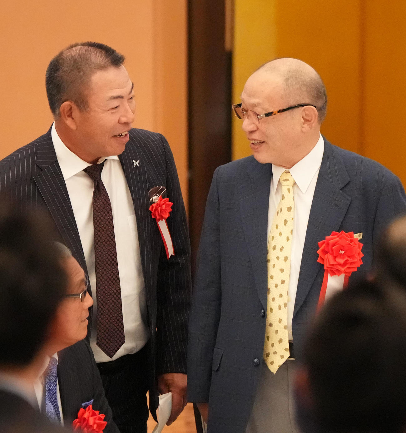 井上監督（左）と言葉を交わす落合博満氏（撮影・森本幸一）