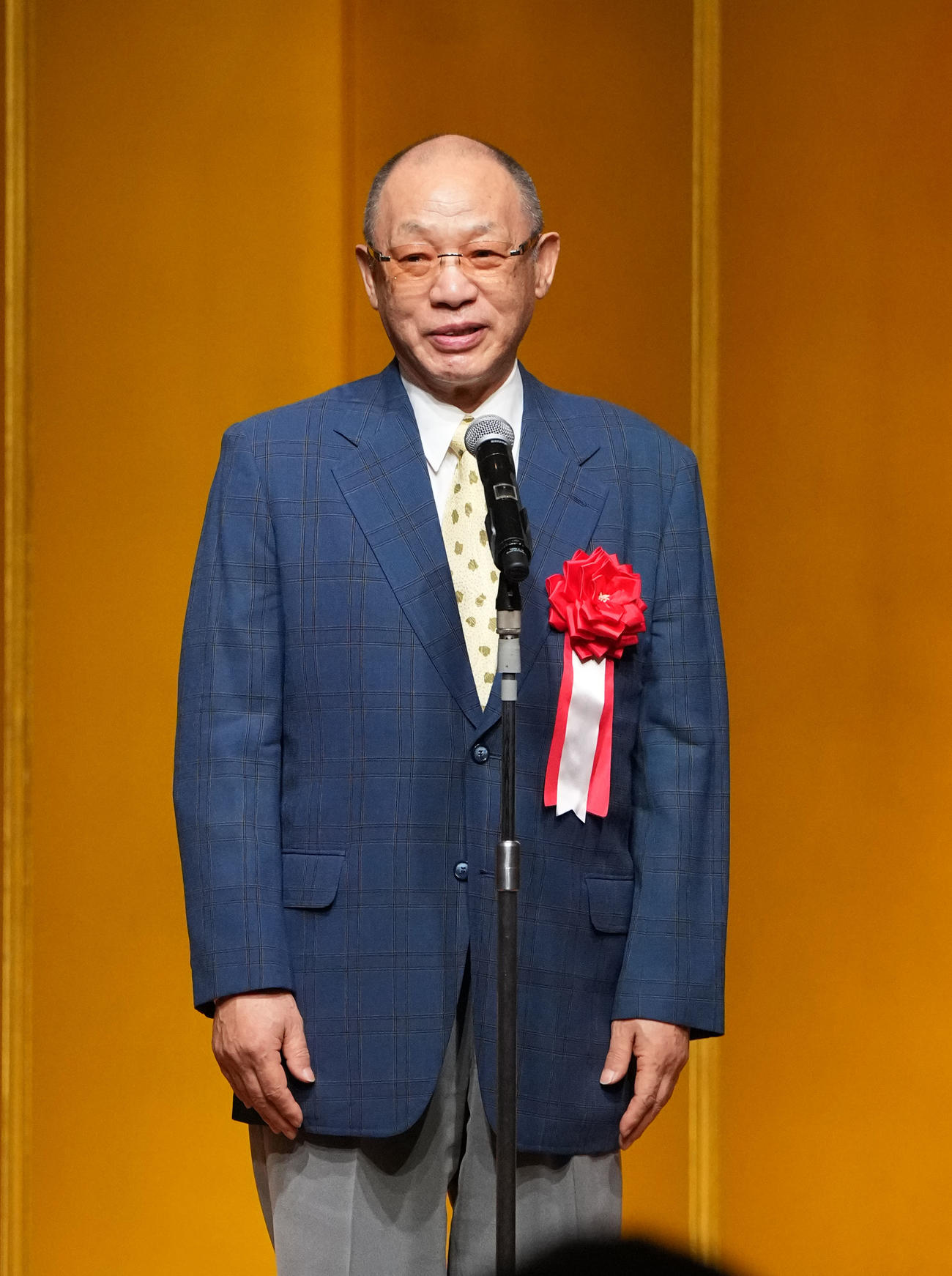 壇上であいさつをする落合博満氏（撮影・森本幸一）