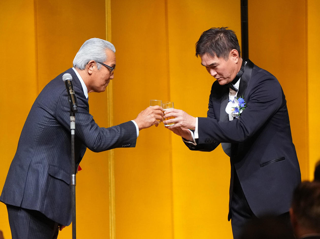 壇上で乾杯する森繁和氏（左）と岩瀬仁紀氏（撮影・森本幸一）