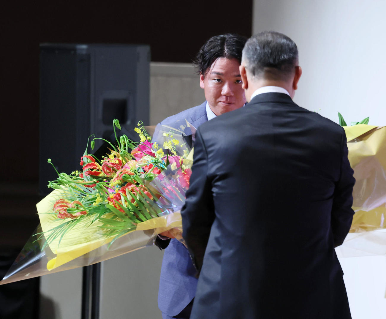 「掛布雅之氏野球殿堂入りを祝う会」に出席し花束を贈呈する阪神村上（撮影・加藤哉）