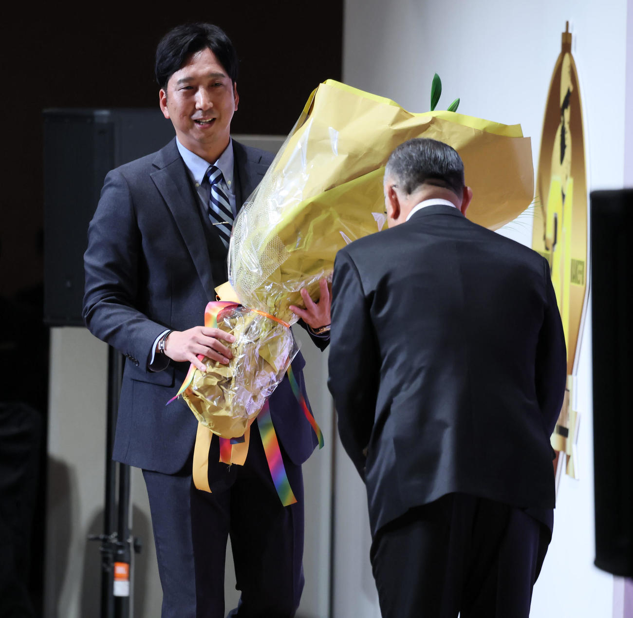 「掛布雅之氏野球殿堂入りを祝う会」に出席し花束を贈呈する阪神藤川監督（撮影・加藤哉）