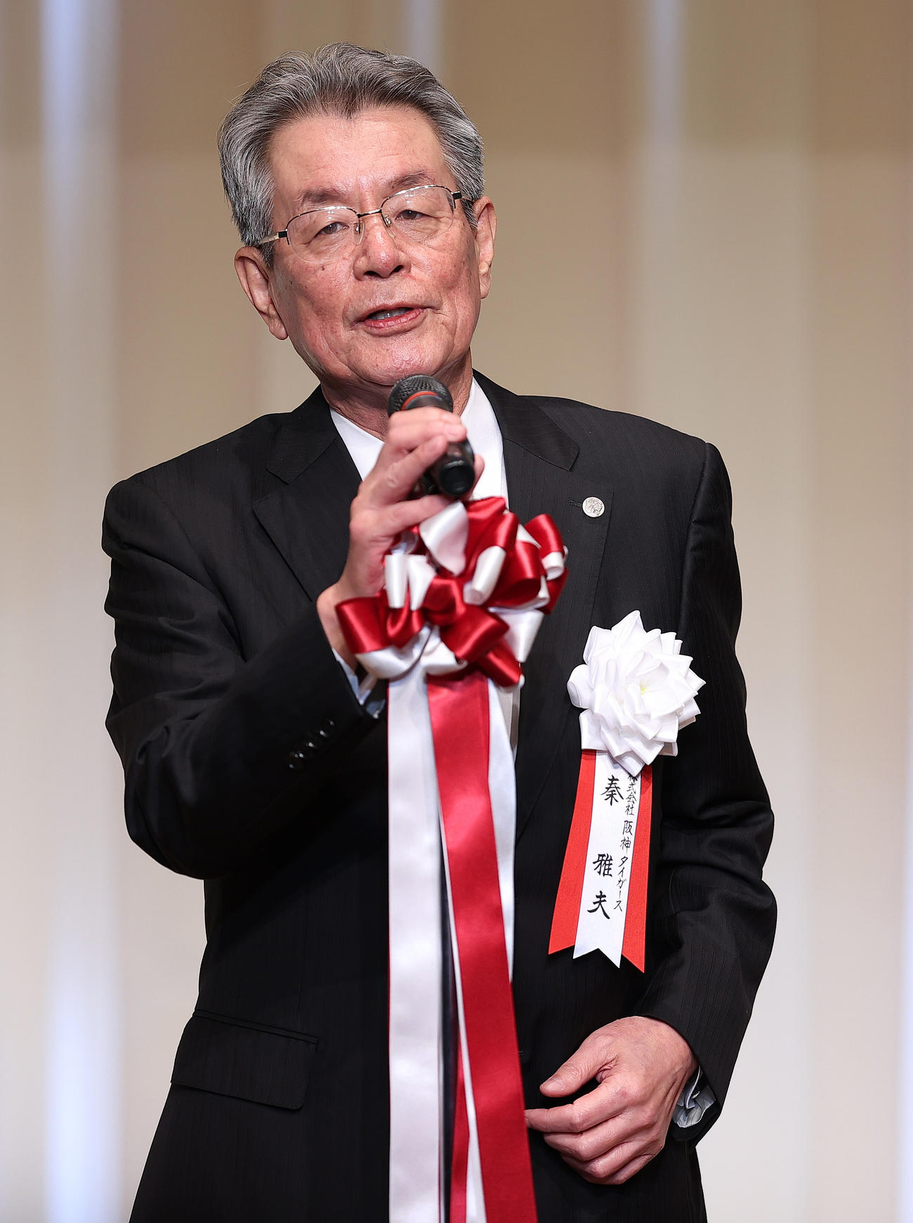 掛布雅之氏野球殿堂入りを祝う会であいさつする阪神の秦オーナー（撮影・上山淳一）