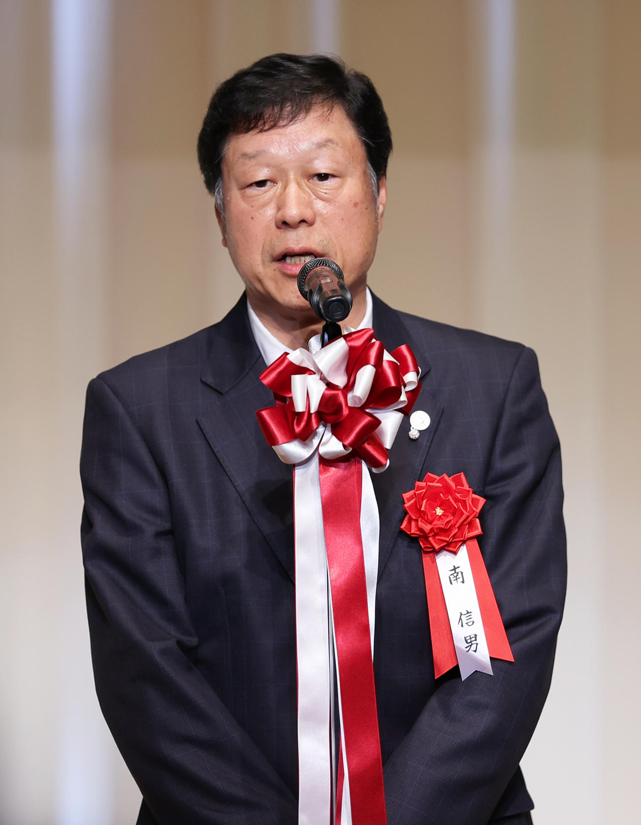 掛布雅之氏野球殿堂入りを祝う会であいさつする阪神の阪神元球団社長の南氏（撮影・上山淳一）