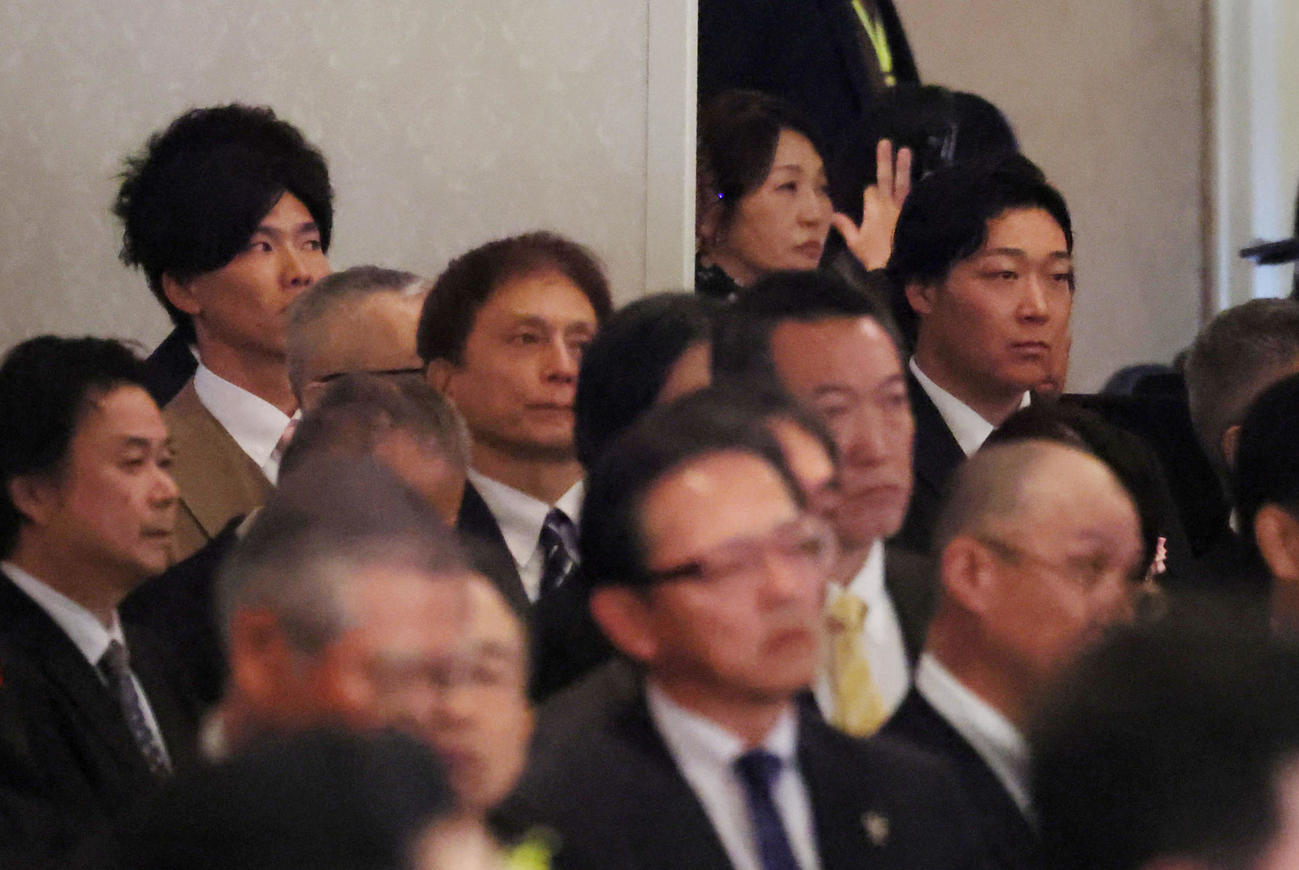 「掛布雅之氏野球殿堂入りを祝う会」に参加の大山。左は湯浅（撮影・加藤哉）