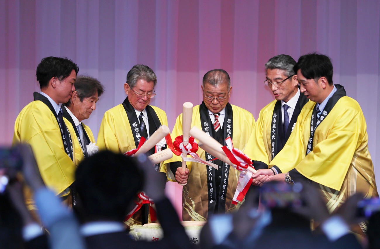 掛布雅之氏野球殿堂入りを祝う会で鏡開きする、左から村上、ミズノ社長の水野氏、秦オーナー、掛布氏、上新電機社長CEOの高橋氏、藤川監督（撮影・上山淳一）
