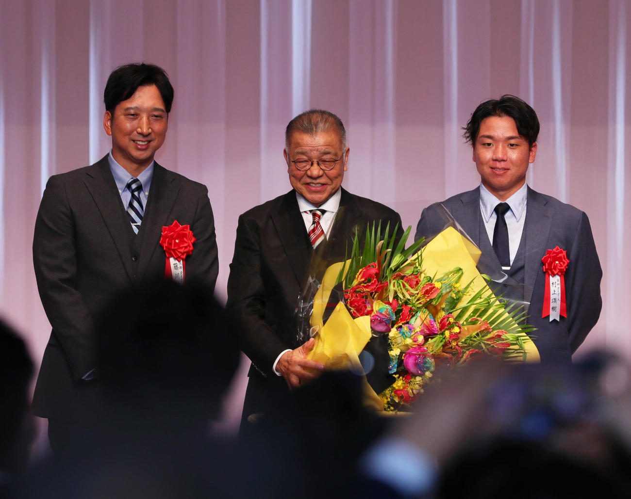 掛布氏野球殿堂入りを祝う会で花束を手に記念撮影する掛布氏。左は藤川監督、右は村上（撮影・上山淳一）