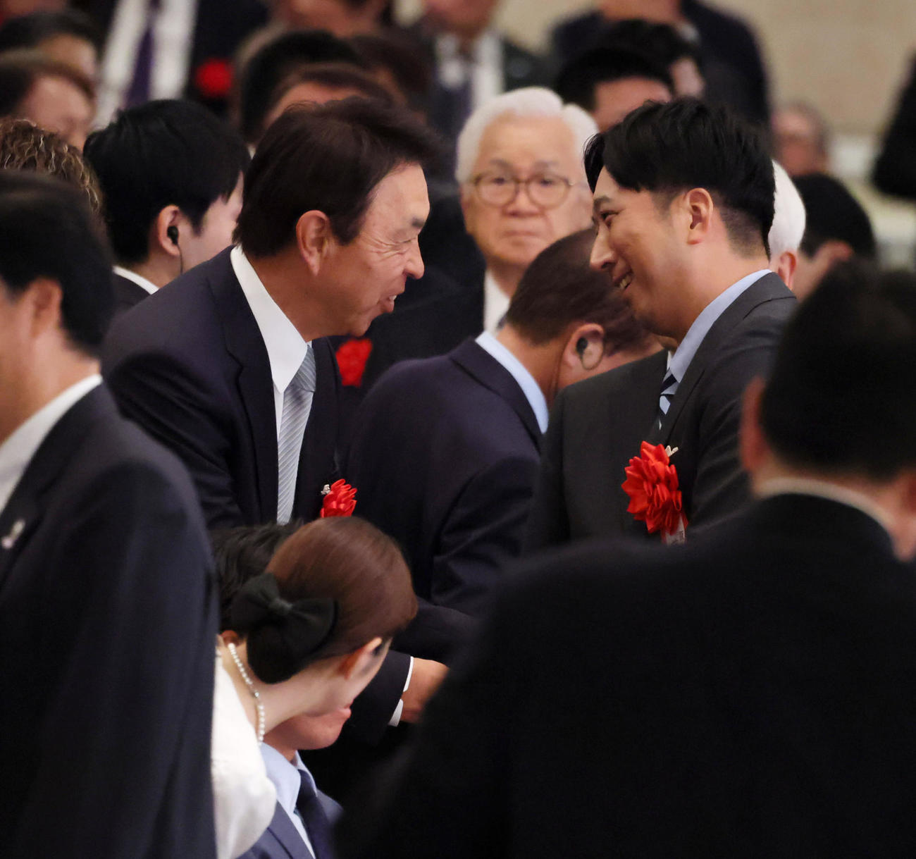 「掛布雅之氏野球殿堂入りを祝う会」でヤクルト小川GM（左）とあいさつする阪神藤川監督（撮影・加藤哉）