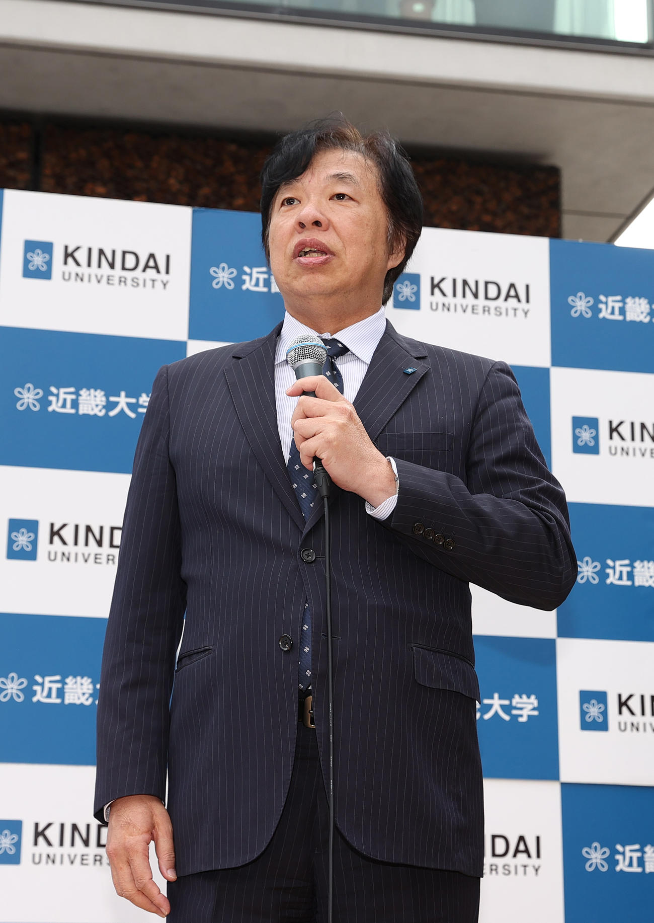セ・リーグMVPを受賞した阪神佐藤輝を祝う近大の松村学長（撮影・上山淳一）