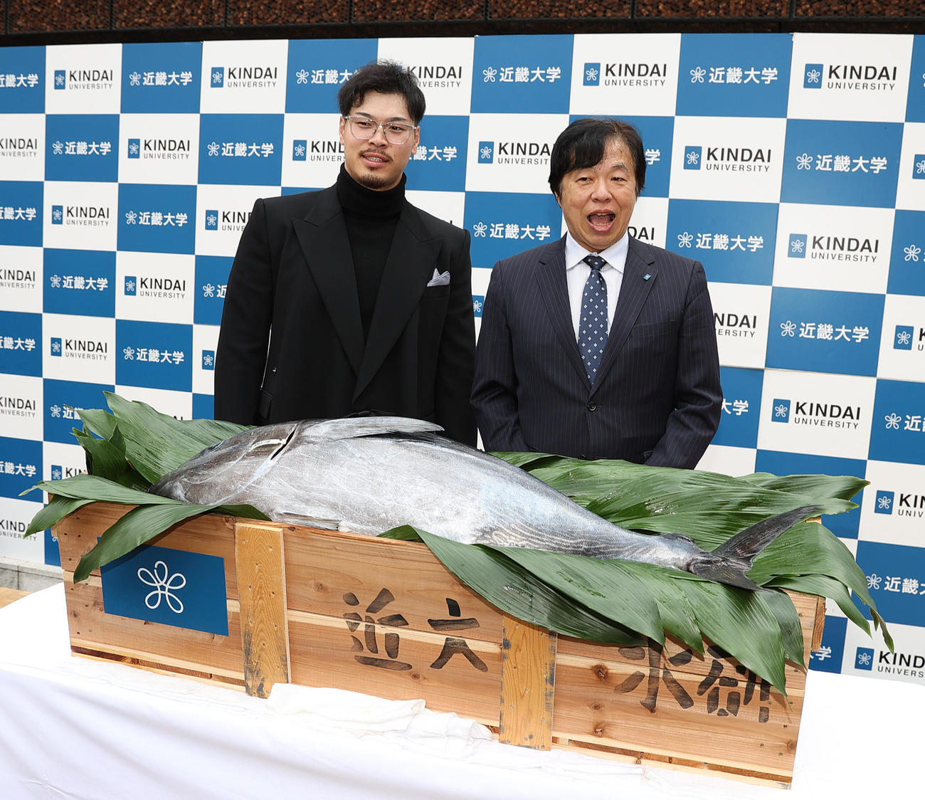 阪神佐藤輝（左）は近大マグロが贈られ近大の松村学長と記念撮影する（撮影・上山淳一）