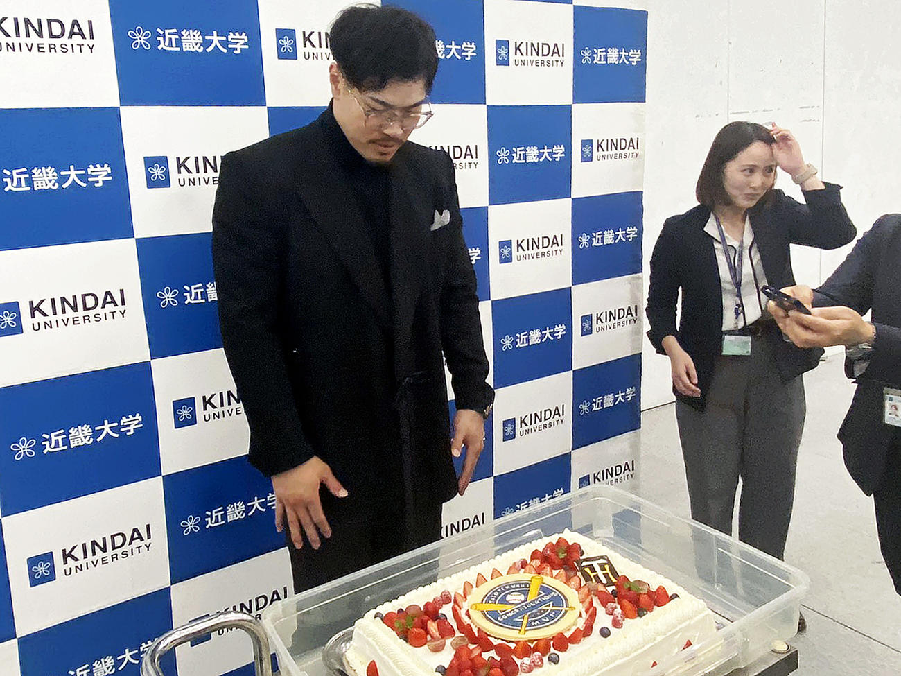 セ・リーグMVPを祝して大学からケーキが贈られ喜ぶ阪神佐藤輝（撮影・波部俊之介）