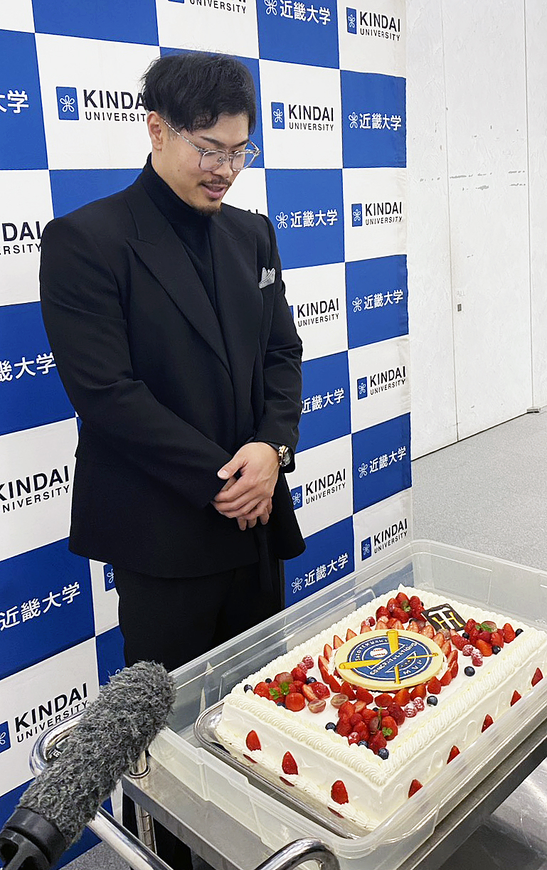 セ・リーグMVPを祝して大学からケーキが贈られ喜ぶ阪神佐藤輝（撮影・波部俊之介）