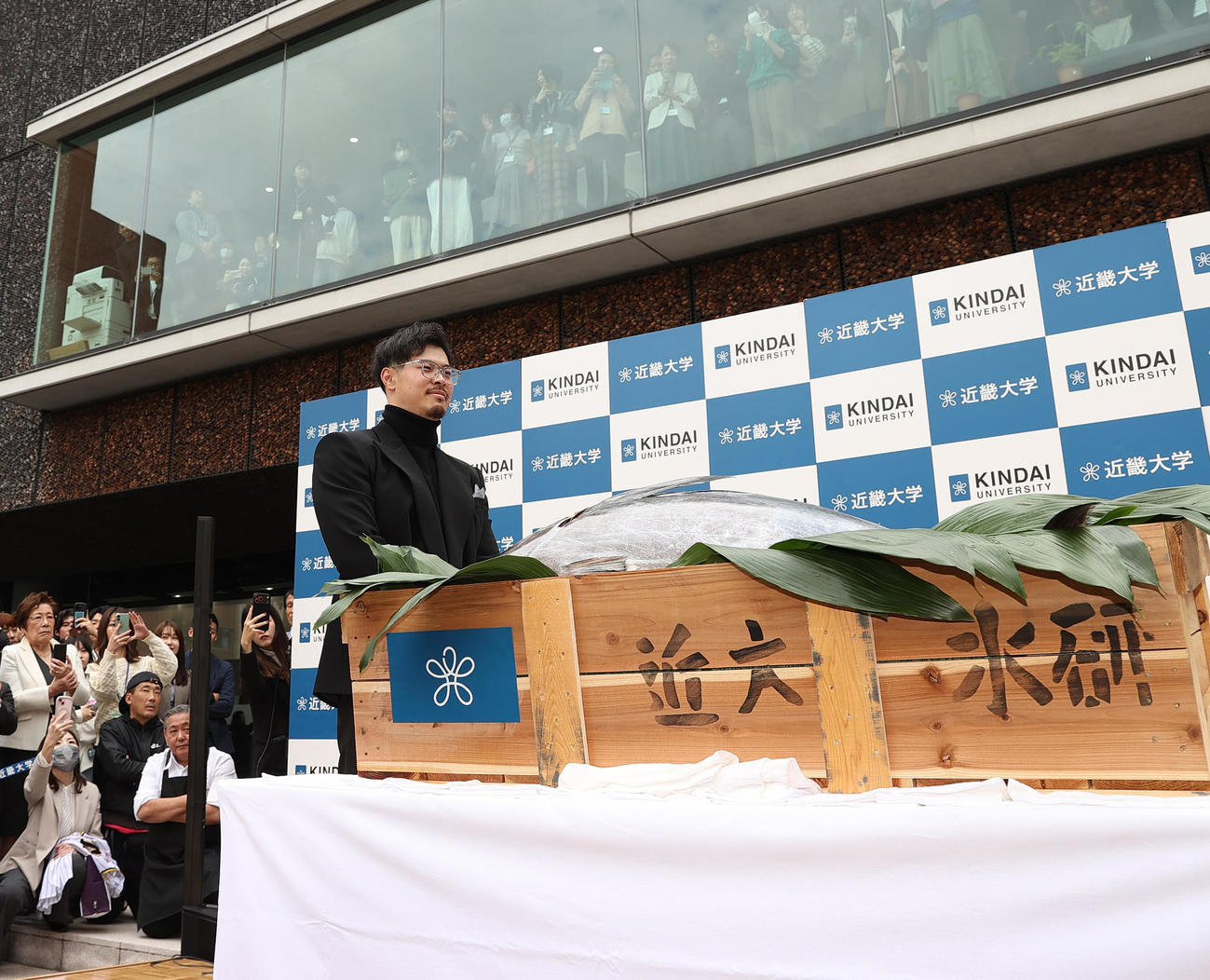近大マグロが贈られる阪神佐藤輝明（撮影・上山淳一）
