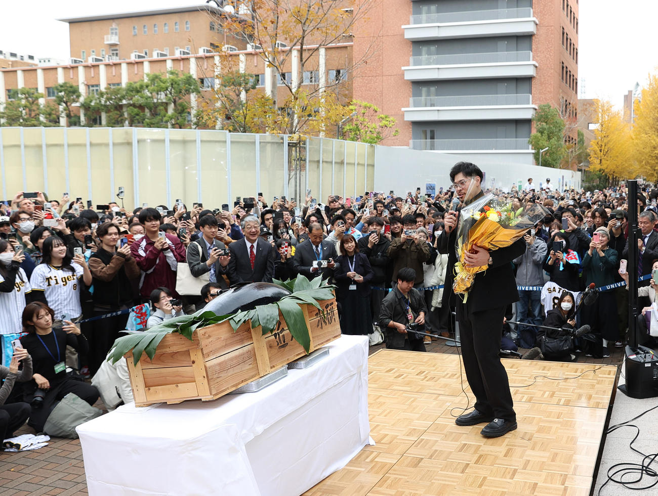 近大セ・リーグMVP受賞記念セレモニーであいさつする阪神佐藤輝（撮影・上山淳一）