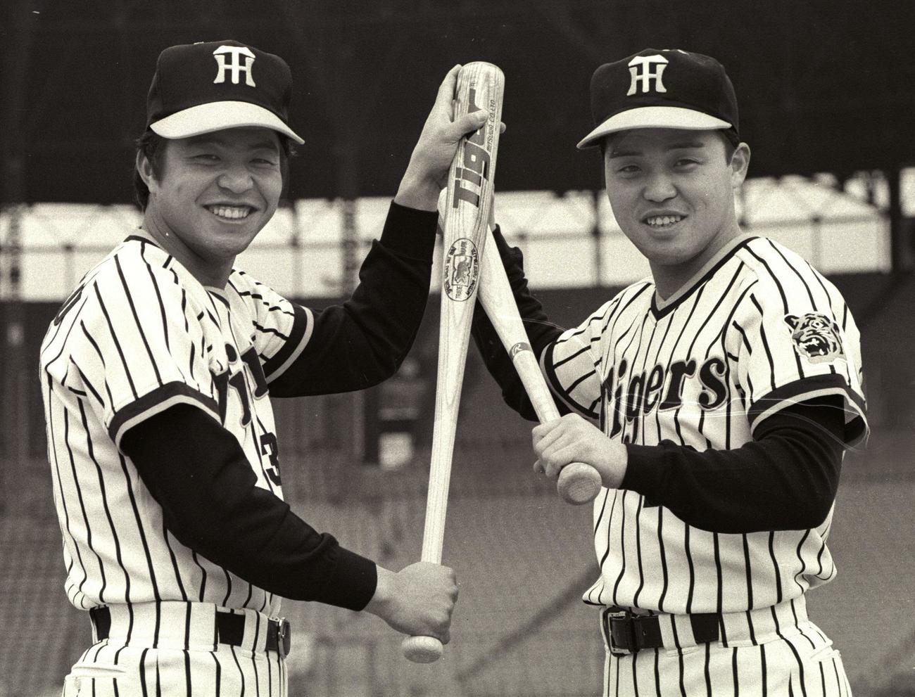阪神の掛布雅之内野手（左）と岡田彰布内野手＝1979年、甲子園球場