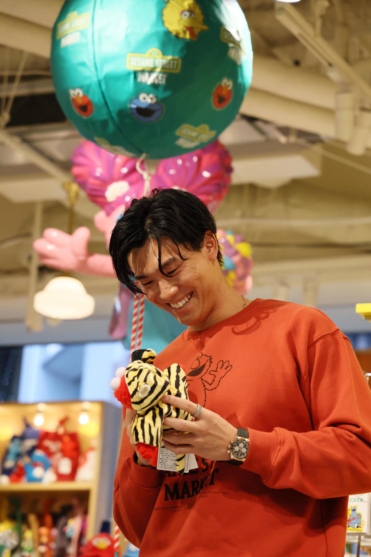 阪神梅田本店にセサミストリートマーケットがオープンし記念セレモニーで阪神店限定のエルモを手にする湯浅（撮影・加藤哉）