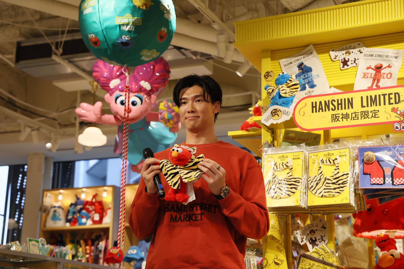 阪神梅田本店にセサミストリートマーケットがオープンし記念セレモニーで阪神店限定のエルモを手にする湯浅（撮影・加藤哉）