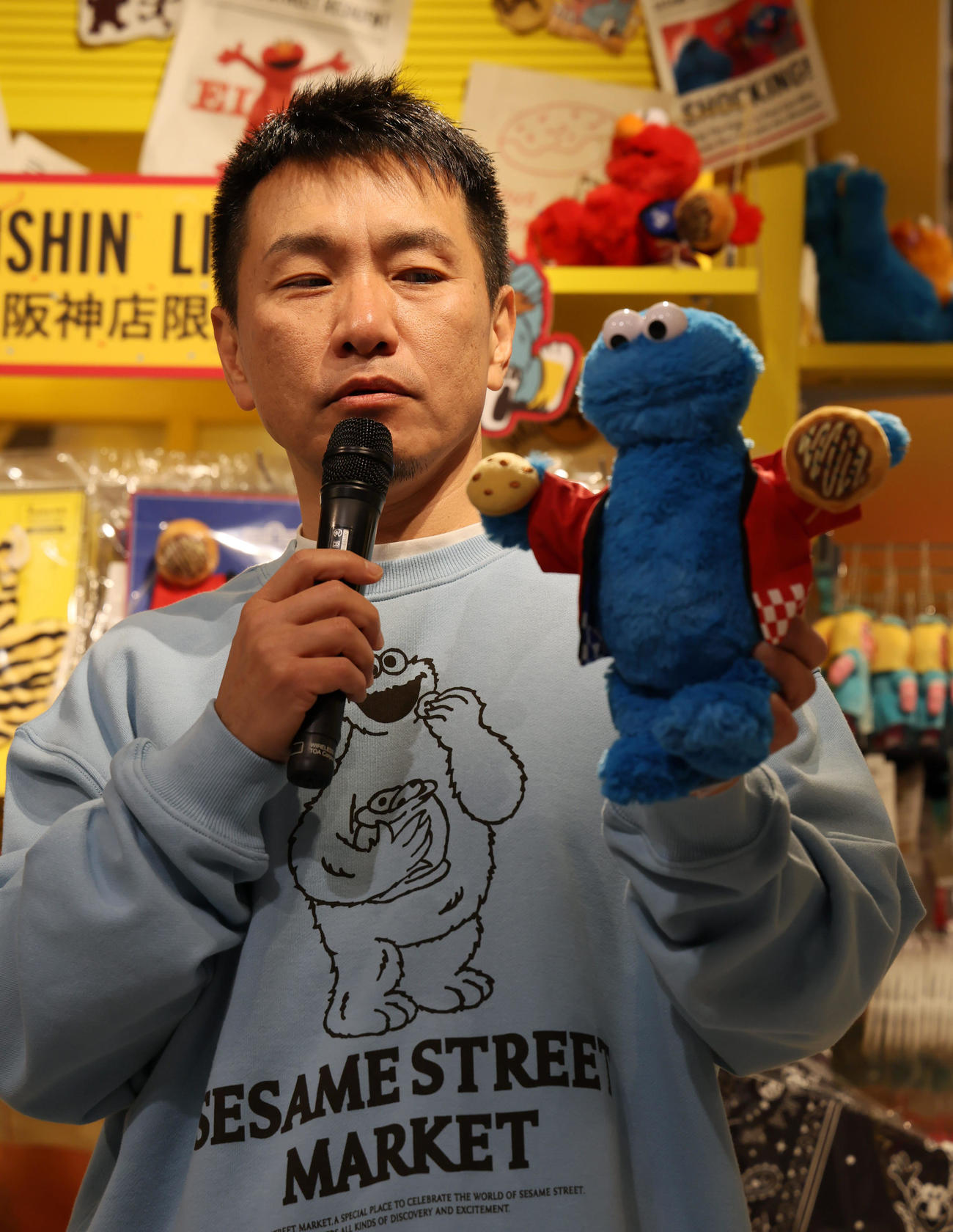 阪神梅田本店にセサミストリートマーケットがオープンし記念セレモニーで阪神店限定のクッキーモンスターを手にするますだおかだ増田（撮影・加藤哉）