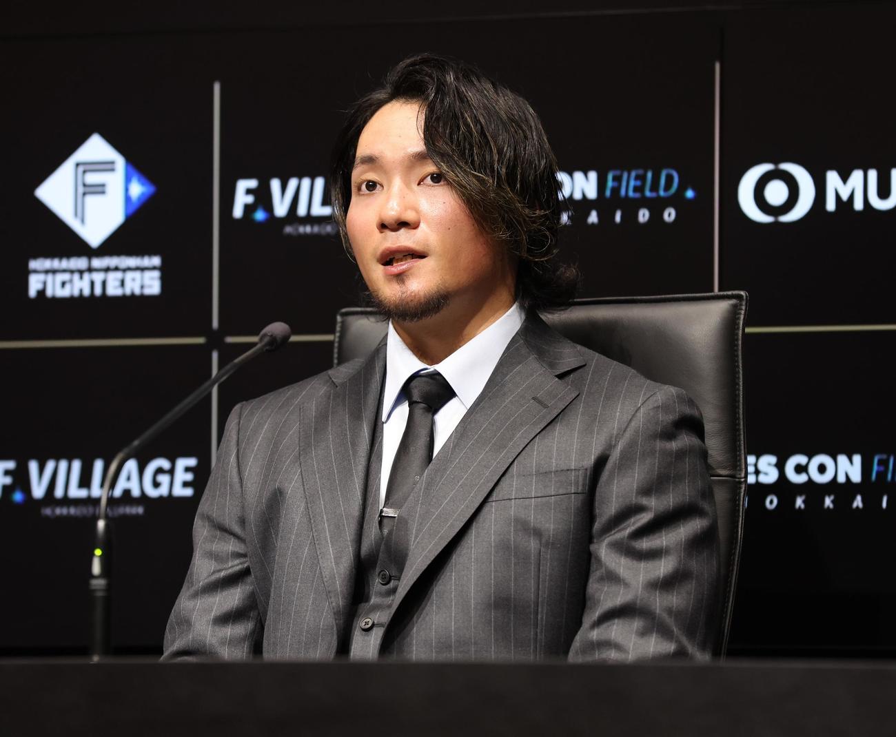 契約更改を終え記者会見する伊藤（撮影・黒川智章）