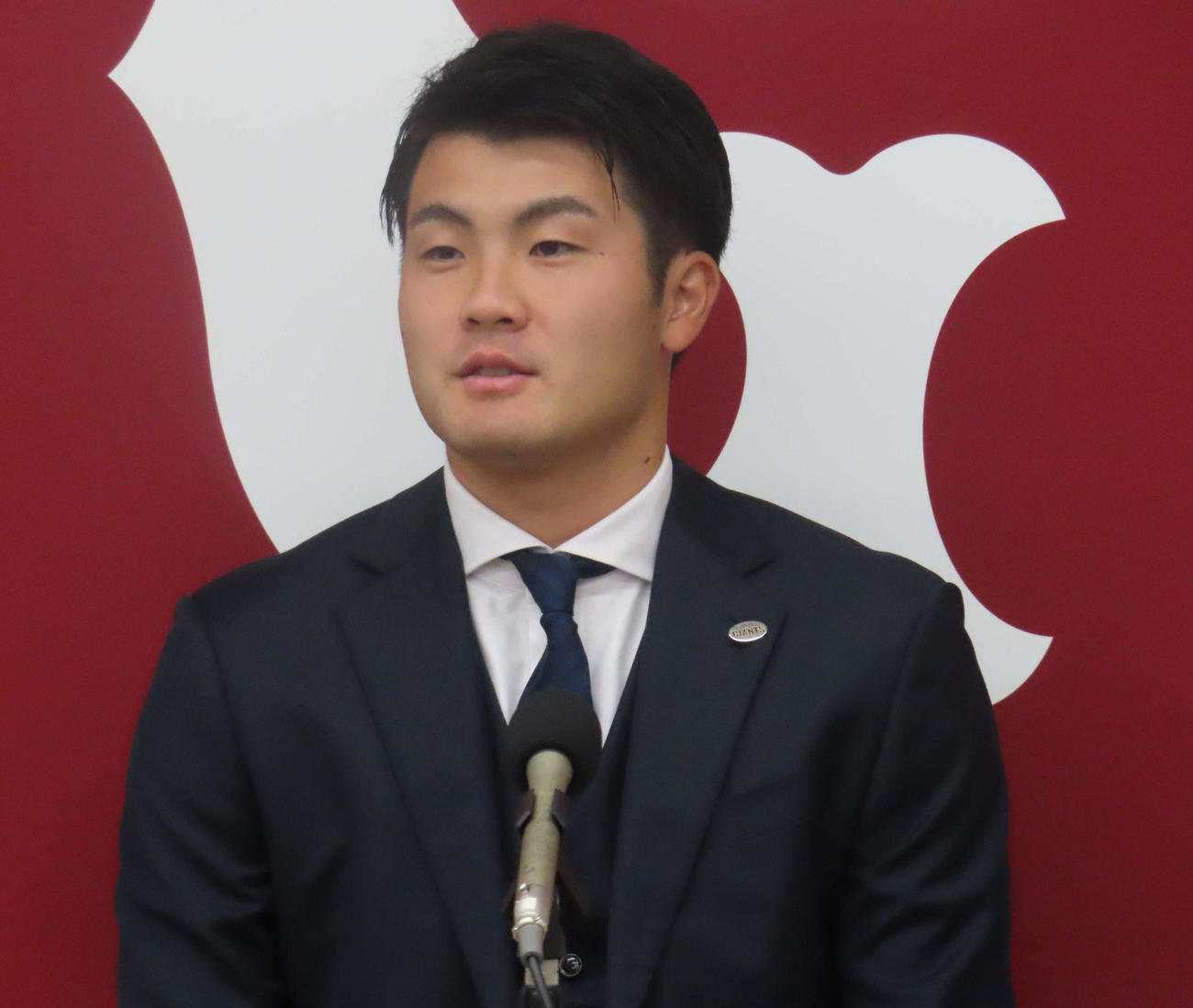 契約更改交渉を終え、会見に臨む巨人菊地（撮影・水谷京裕）
