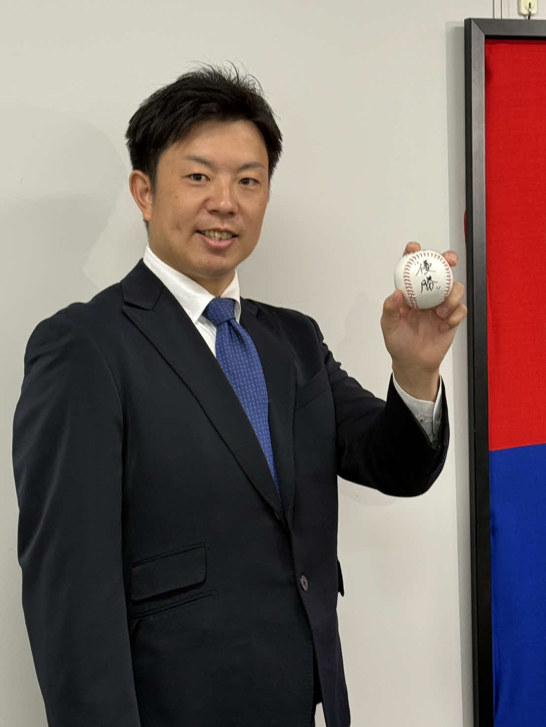 契約更改した中日松葉は優勝と書いたボールを手にする