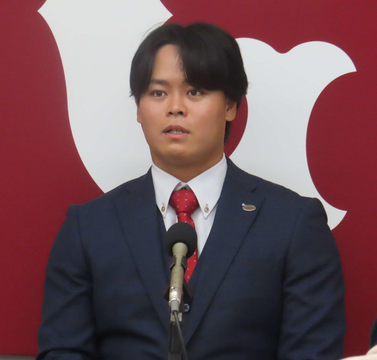 契約更改交渉を終え、会見に臨む巨人中山（撮影・水谷京裕）